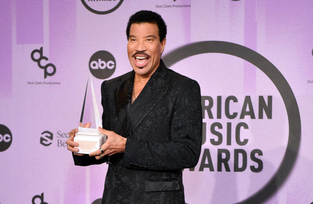 Lionel Richie gives advice to 'young superstars'