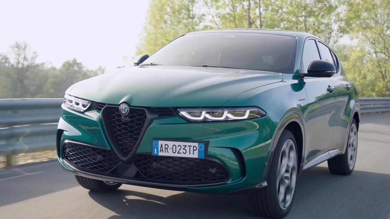The new Alfa Romeo Tonale Plug-In Hybrid Q4 Driving Video