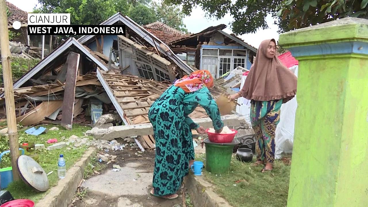 Survivors of deadly Indonesia quake cook and shower among debris