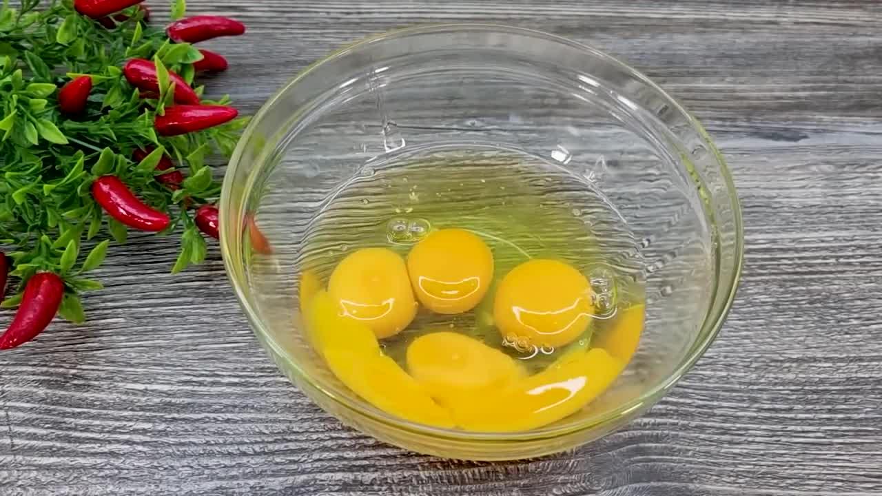 Do you have tomatoes and eggs at home? 😋 Quick recipe, simple and very tasty