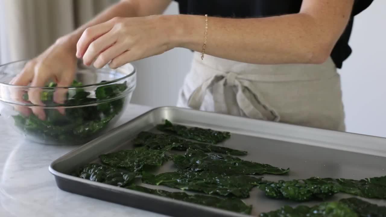 HOW TO MAKE KALE CHIPS   crispy, delicious, healthy snack