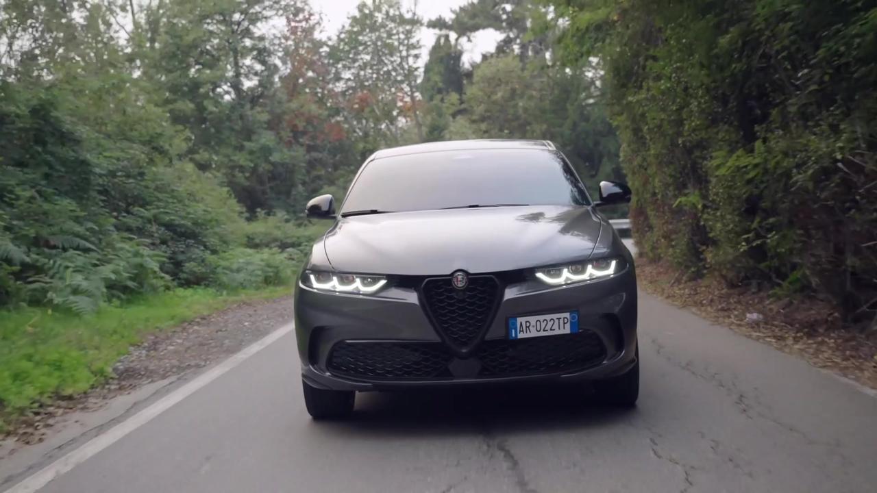 The new Alfa Romeo Tonale Plug-In Hybrid Q4 in Grey Driving Video