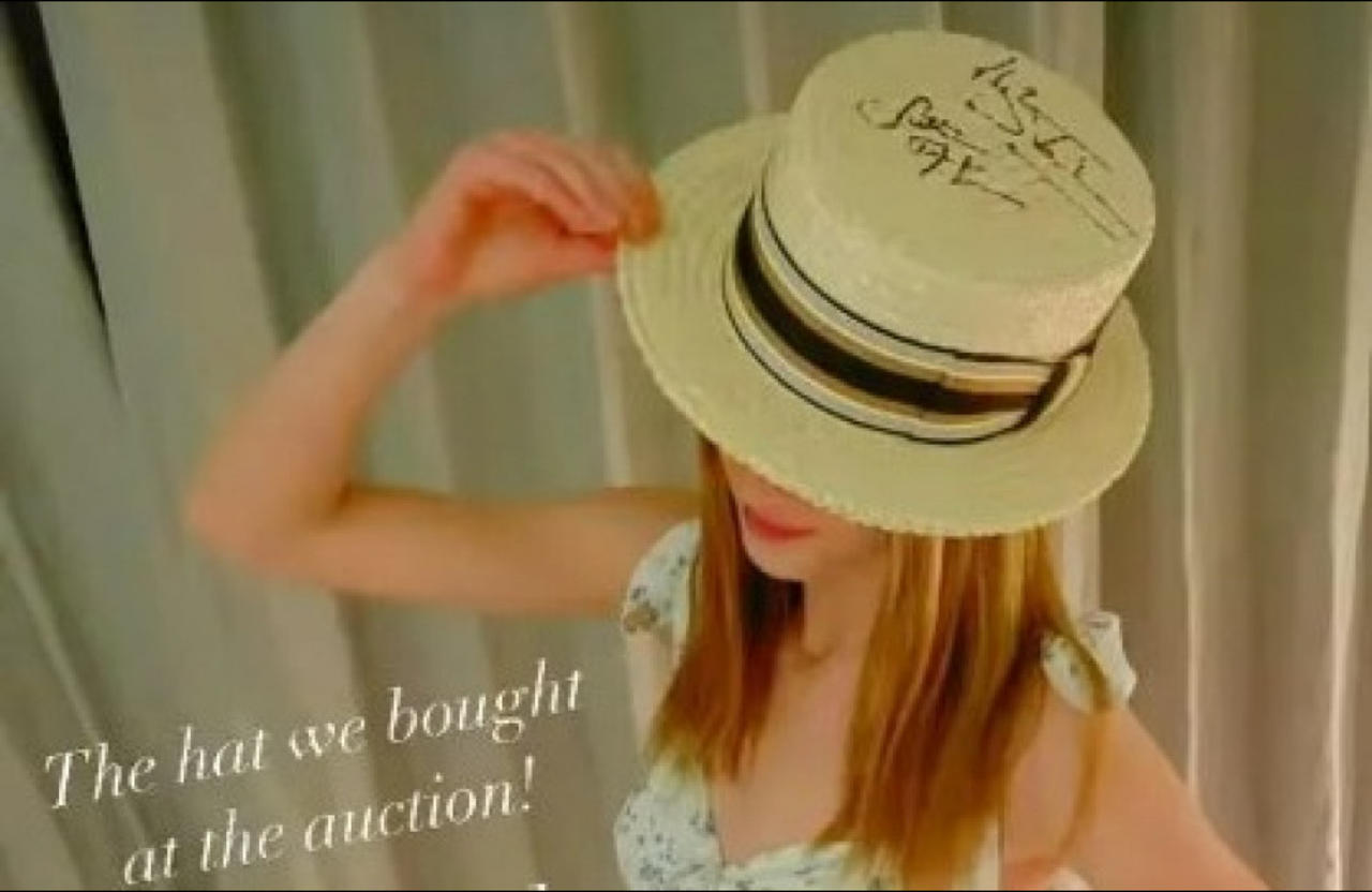 Nicole Kidman bids $100,000 for Hugh Jackman's hat during charity auction