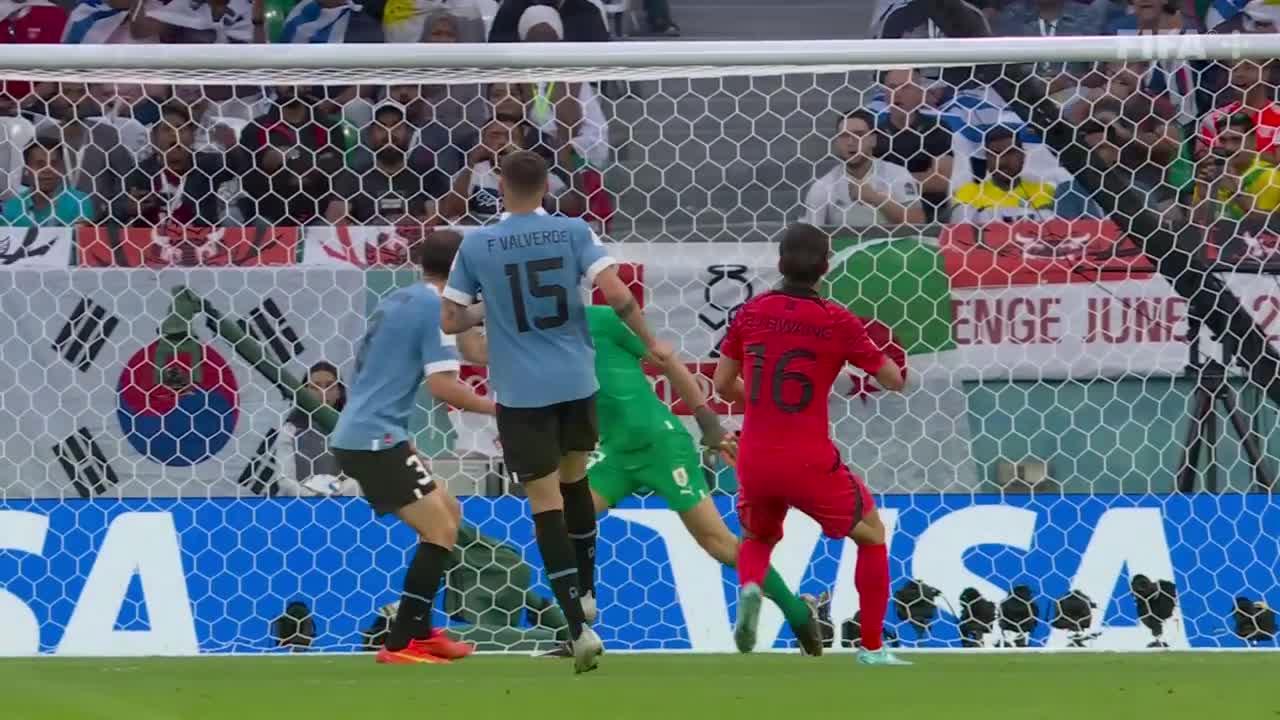 Suárez & Son battle | Uruguay v Korea Republic highlights | FIFA World Cup Qatar 2022