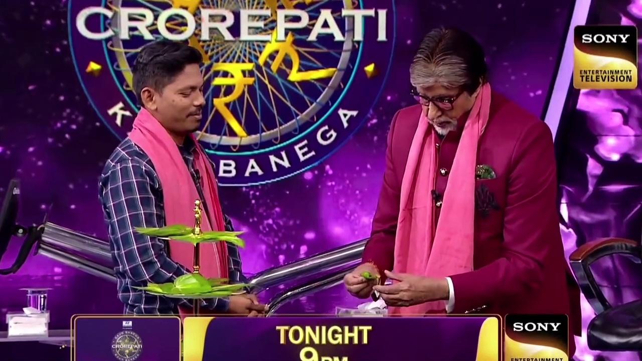 Big B makes 'paan' on the sets of 'KBC 14'