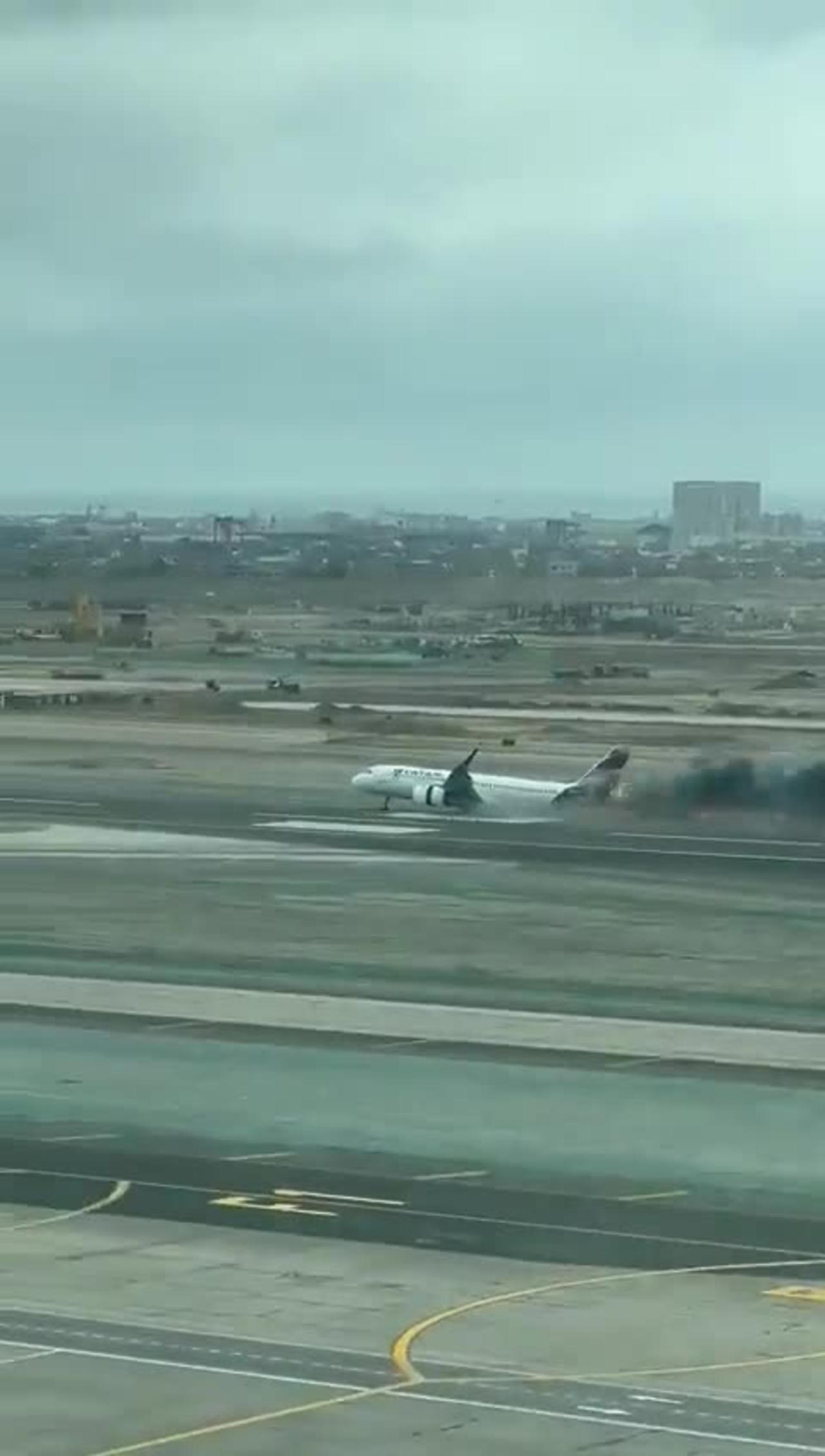 Watch How This Plane is Terrifyingly Skiding Down The Runway at Lima Airporto