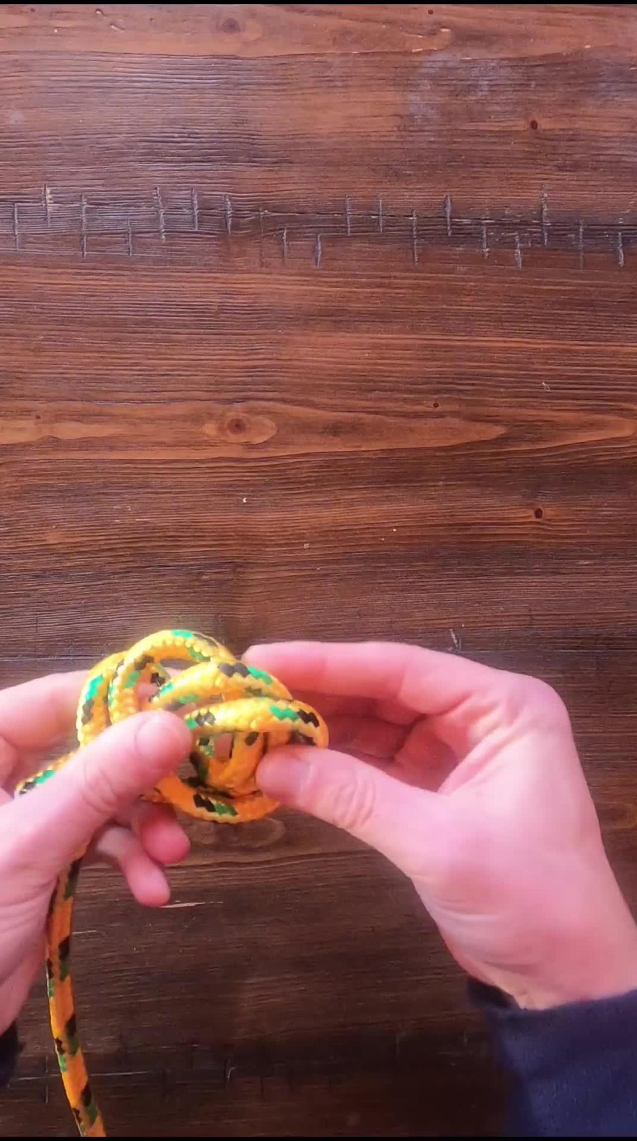 How to tie a overhand loop knot
