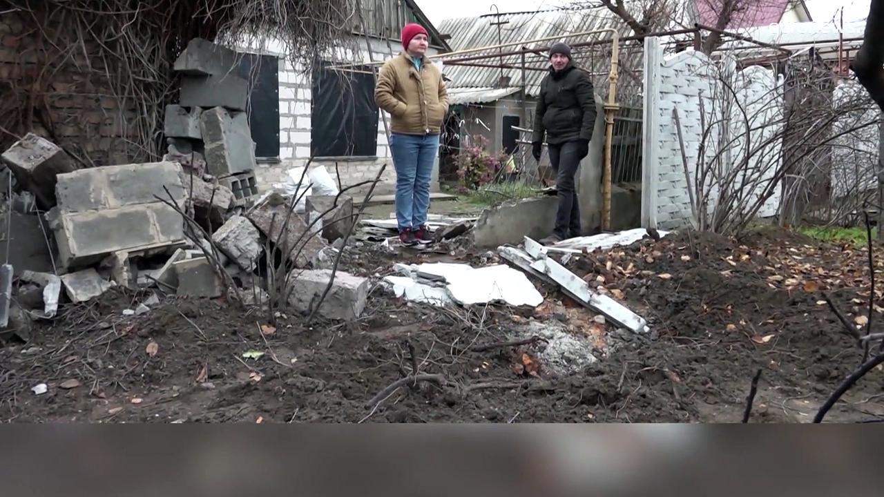 Russian forces strike apartment block in Kherson