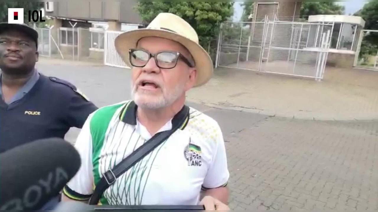 Watch: Carl Niehaus protesting against Ramaphosa outside the ANC NEC meeting