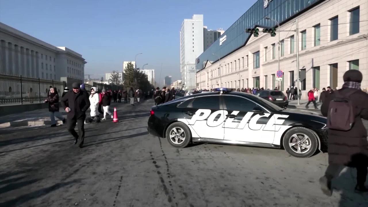 Protesters try to storm Mongolia government palace