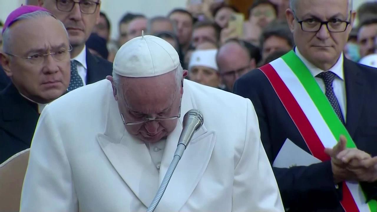 Pope cries mentioning Ukraine at public prayer