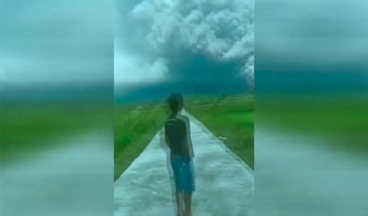 Maximum level of danger! The eruption of the volcano Semeru in Indonesia! Evacuation footage!