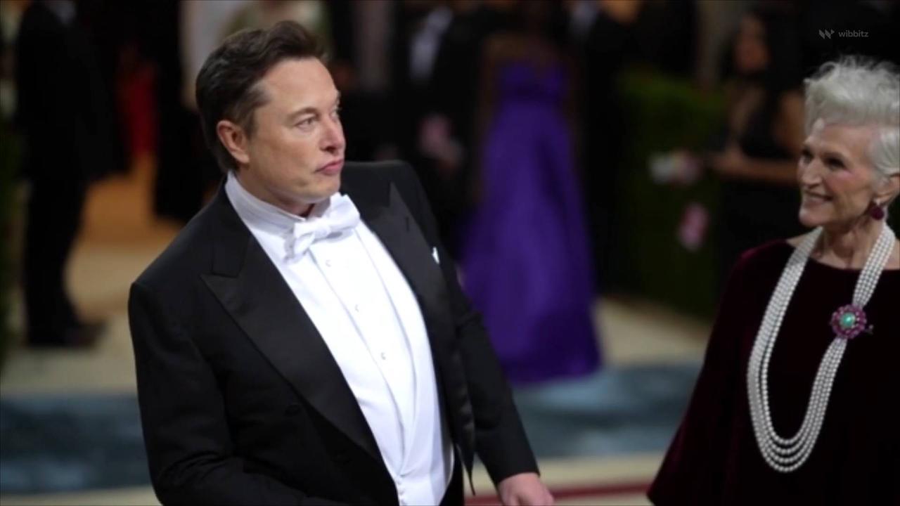 Elon Musk Booed Onstage At Dave Chappelle Comedy Show