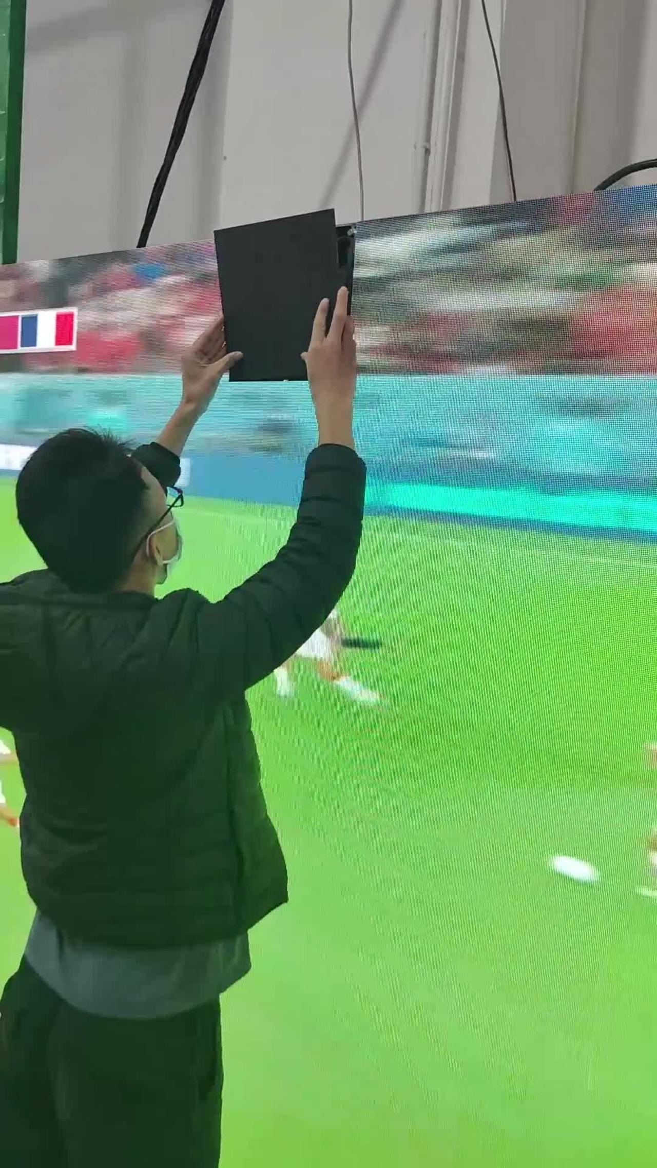 (Tunisia vs. France) Watch the wonderful goals of the World Cup on the large LED display.