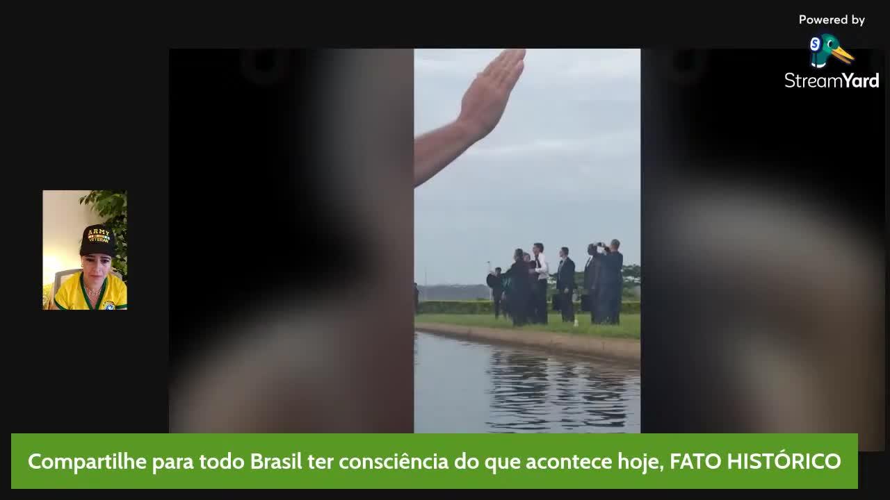 Bolsonaro surge ao povo no Palácio da Alvorada após a falsa diplomação