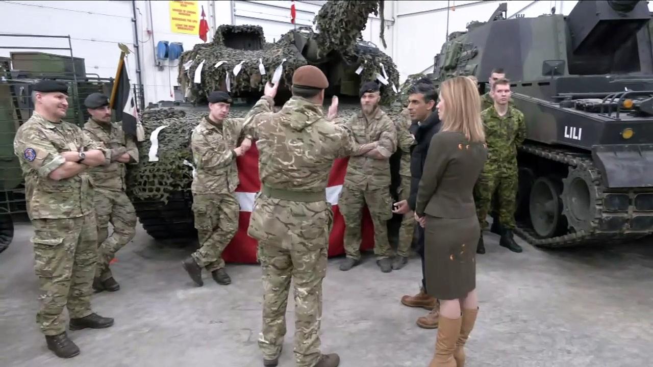 PM visits JEF troops based in Estonia and dishes up turkey