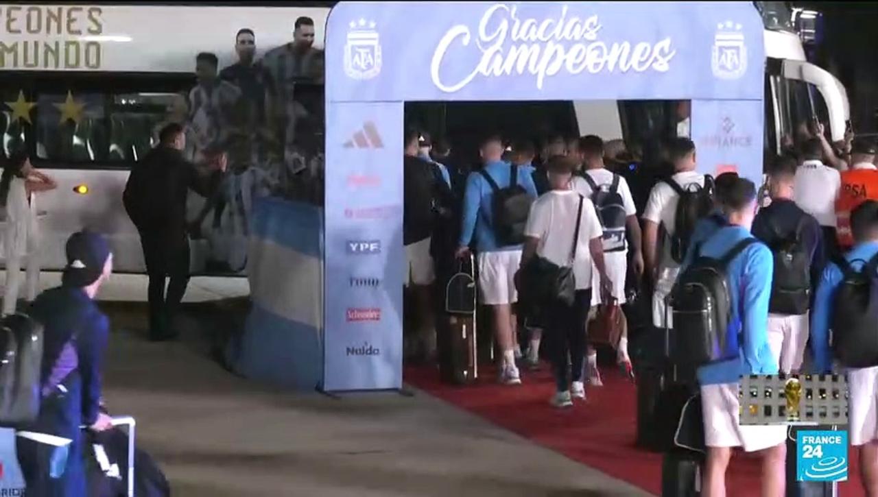 Argentine World Cup winners greet thousands in Buenos Aires