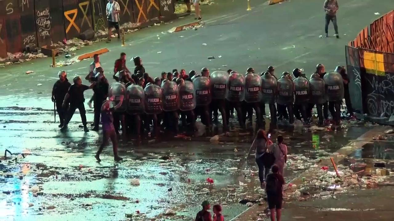Argentina: Fans and Police CLASH After World Cup Parade Shut Down