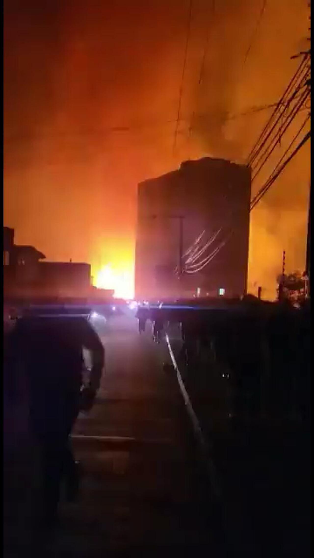 People evacuating as fast-moving wildfire moves toward urban/residential areas in Vina Del Mar,Chile