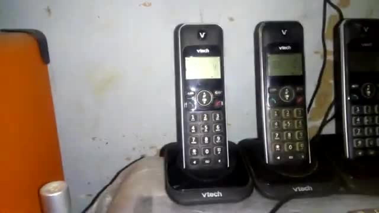Kit telefone sem fio VTECH, com qutro telefone, sete anos guardado. Compremento video 2.
