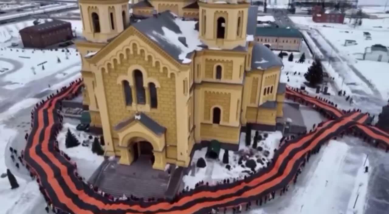 In Nizhny Novgorod, local residents girded the Alexander Nevsky Cathedral with a St. George ribbon.