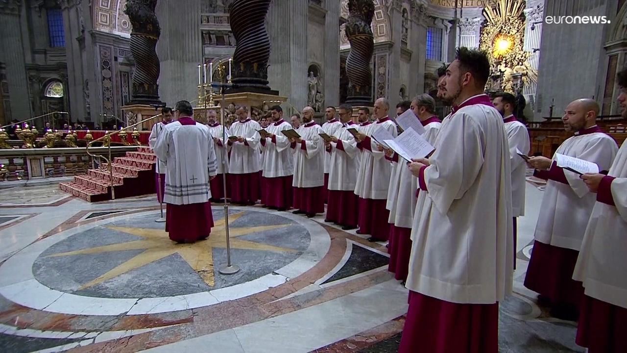 Thousands line up to pay their respects to Pope Benedict XVI
