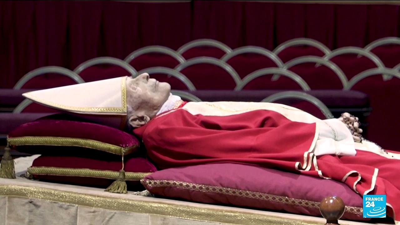 Thousands queue to pay their respects to former - One News Page VIDEO