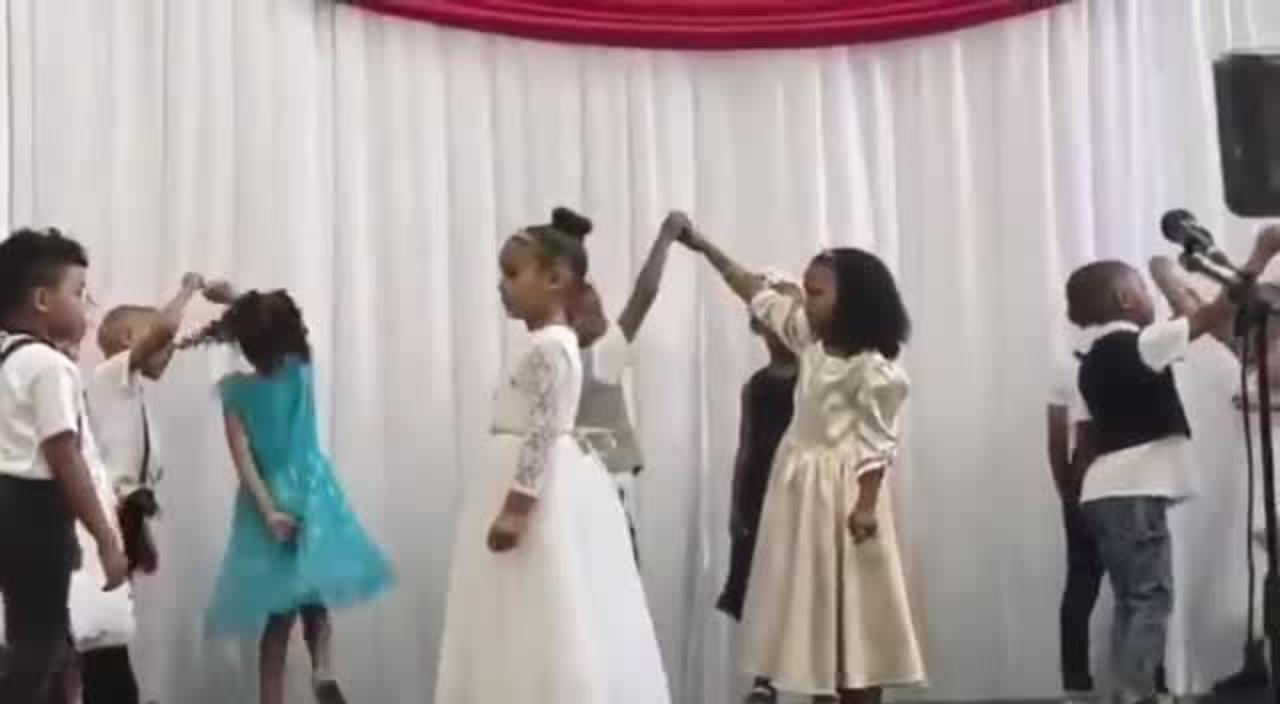 Little Girl Dances With Dad After Her Partner One News Page VIDEO