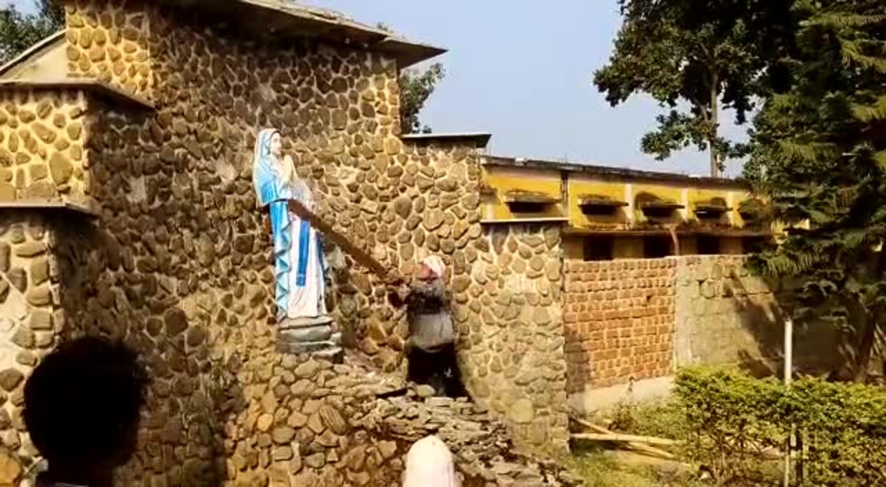 Hindu supremacist mob vandalizing church in Chhattisgarh, India