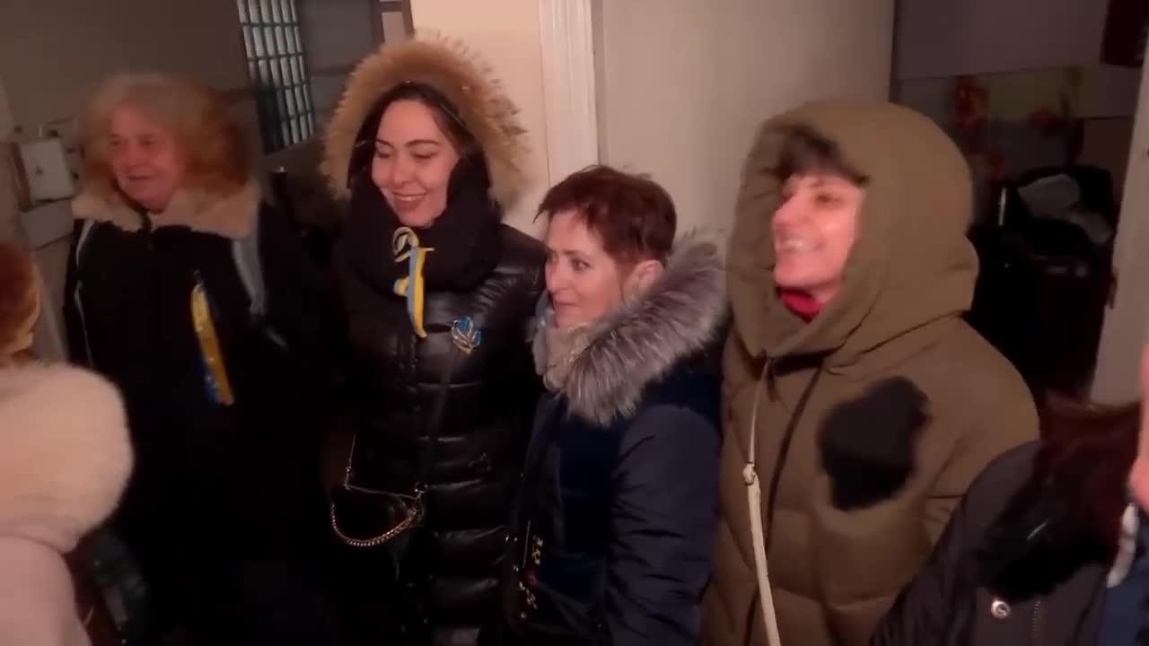 Poroshenko arrived in Kherson and was welcomed by a group of women singing the song about Nazi