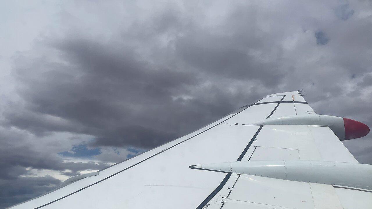 Qantas Fokker 100 landing Paraburdoo YPBO