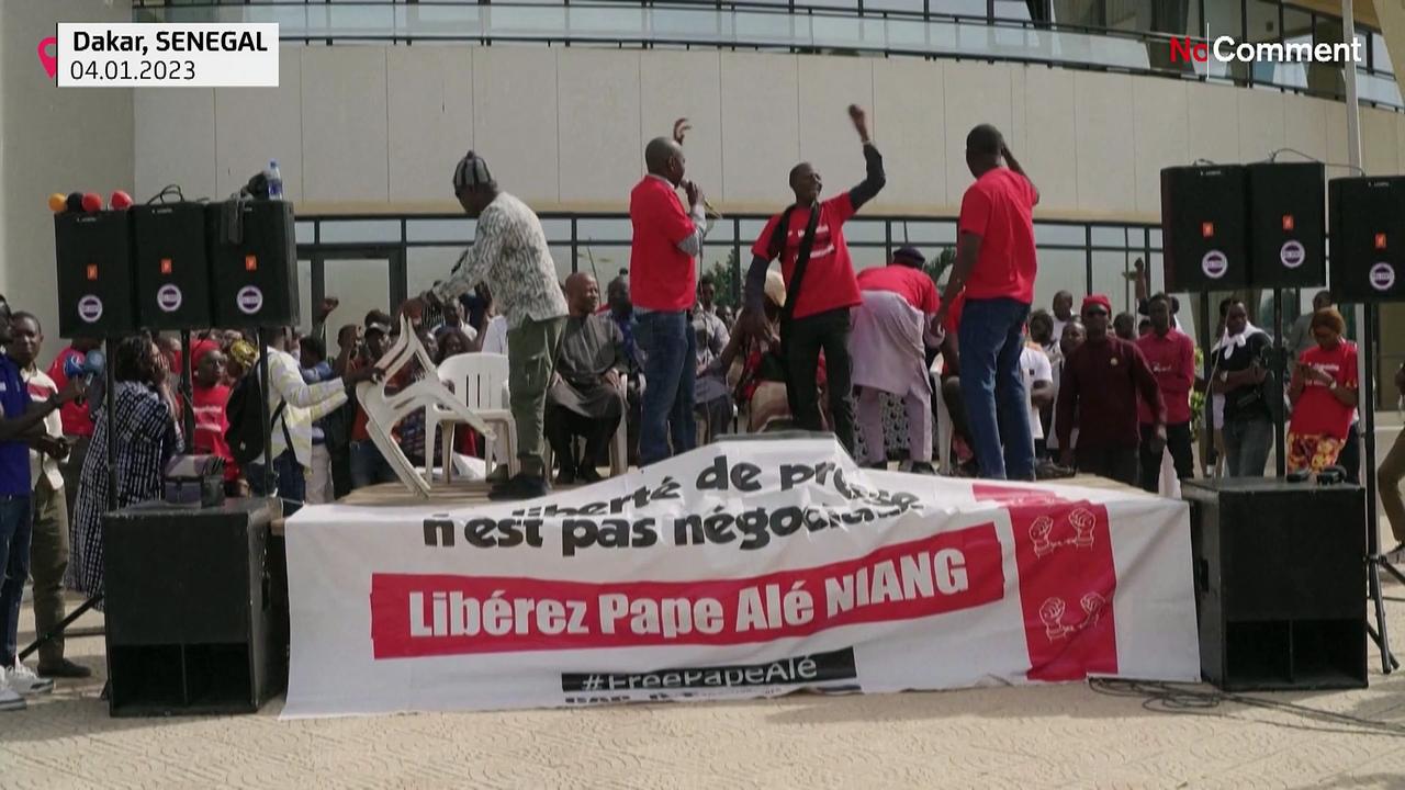 Senegalese journalists demonstrate in support of their jailed colleague, Pape Ale Niang