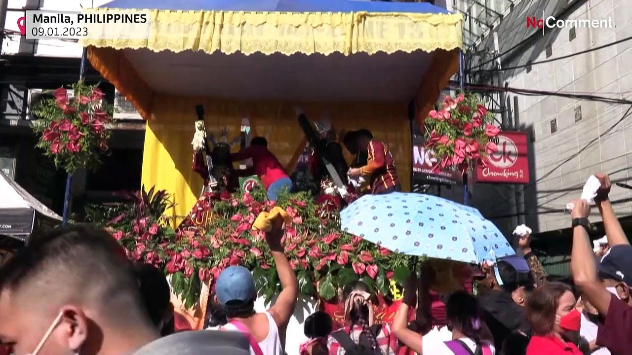 Thousands of Filipinos gather to touch Black Nazarene statue