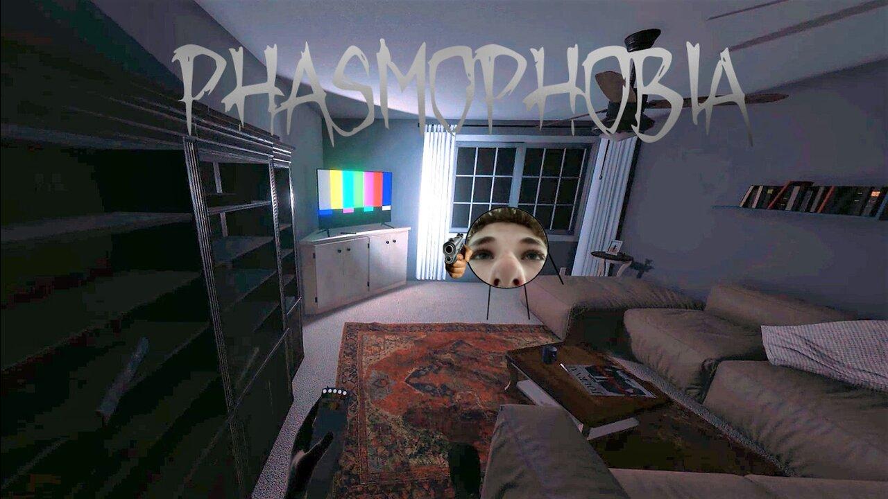 Fighting ghosts in VR (Phasmophobia)