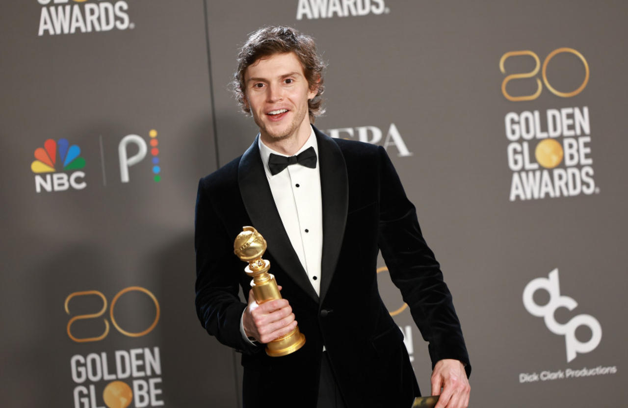 Golden Globe: Limited series acting accolades for Evan Peters and Amanda Seyfried