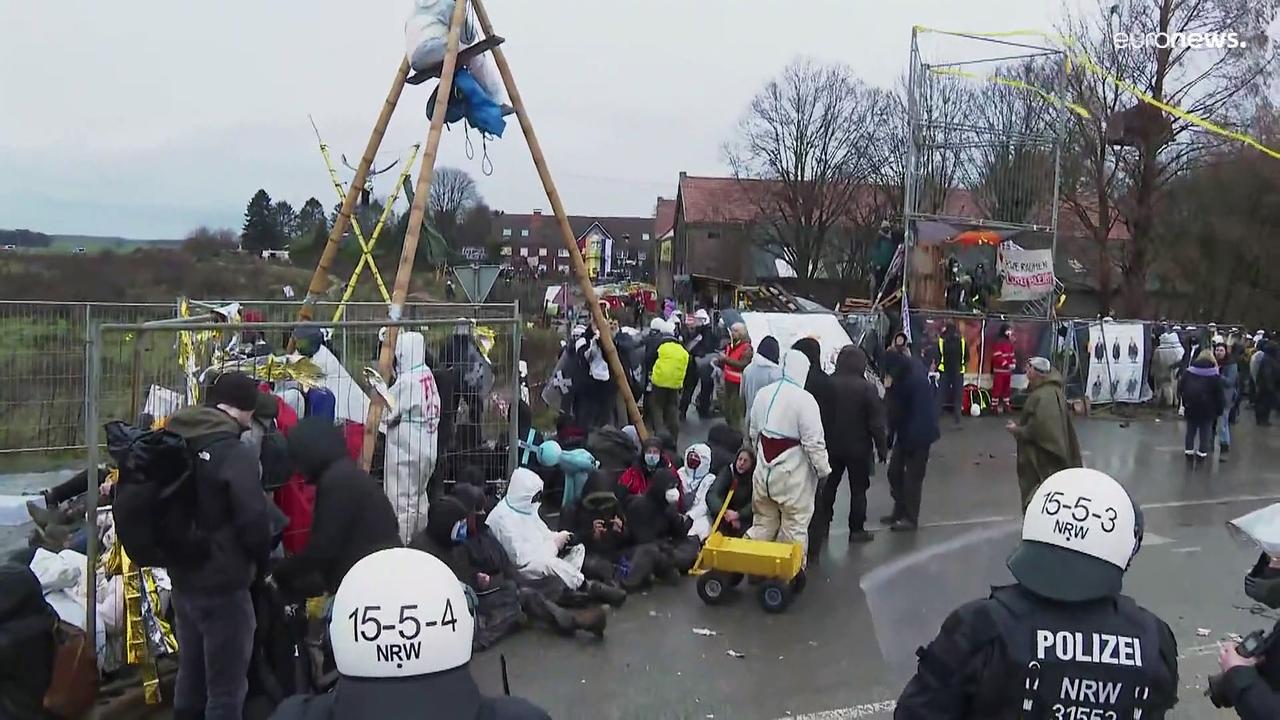 German police start removing climate activists from Lützerath