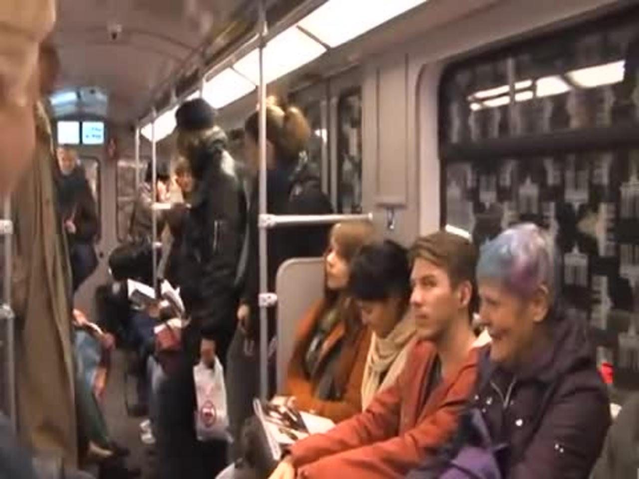 Lachen in der U-Bahn - official - One News Page VIDEO