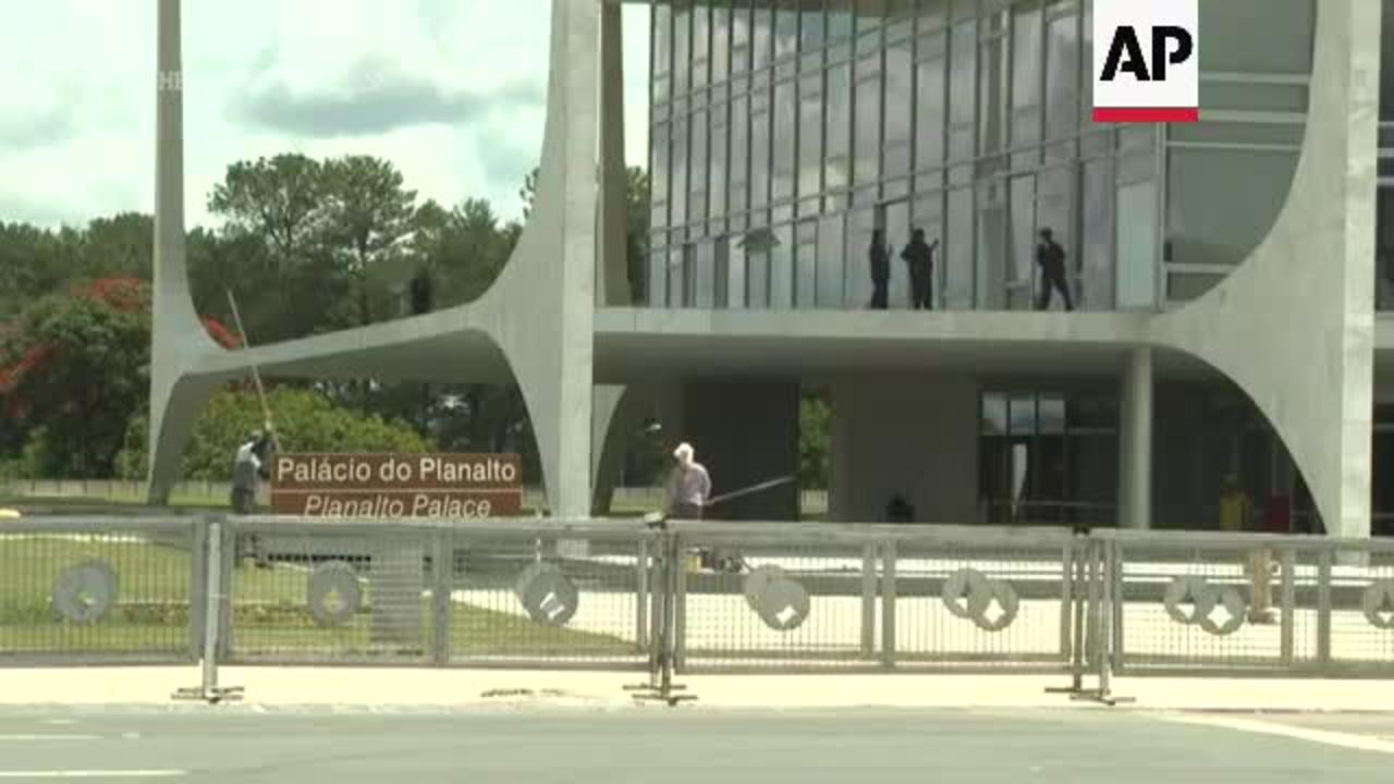 La Ministra de Cultura de Brasil evalúa el arte dañado en el palacio del Planalto
