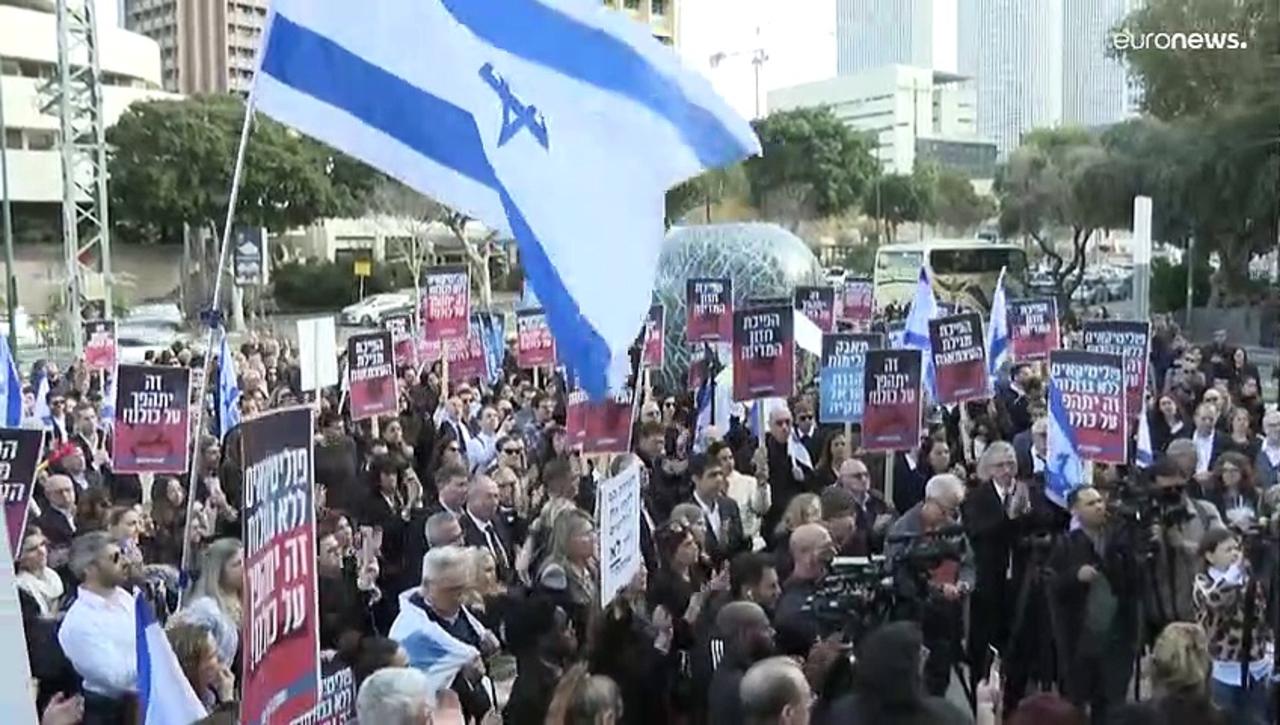 Hundreds of Israeli lawyers march against plans to overhaul judicial system
