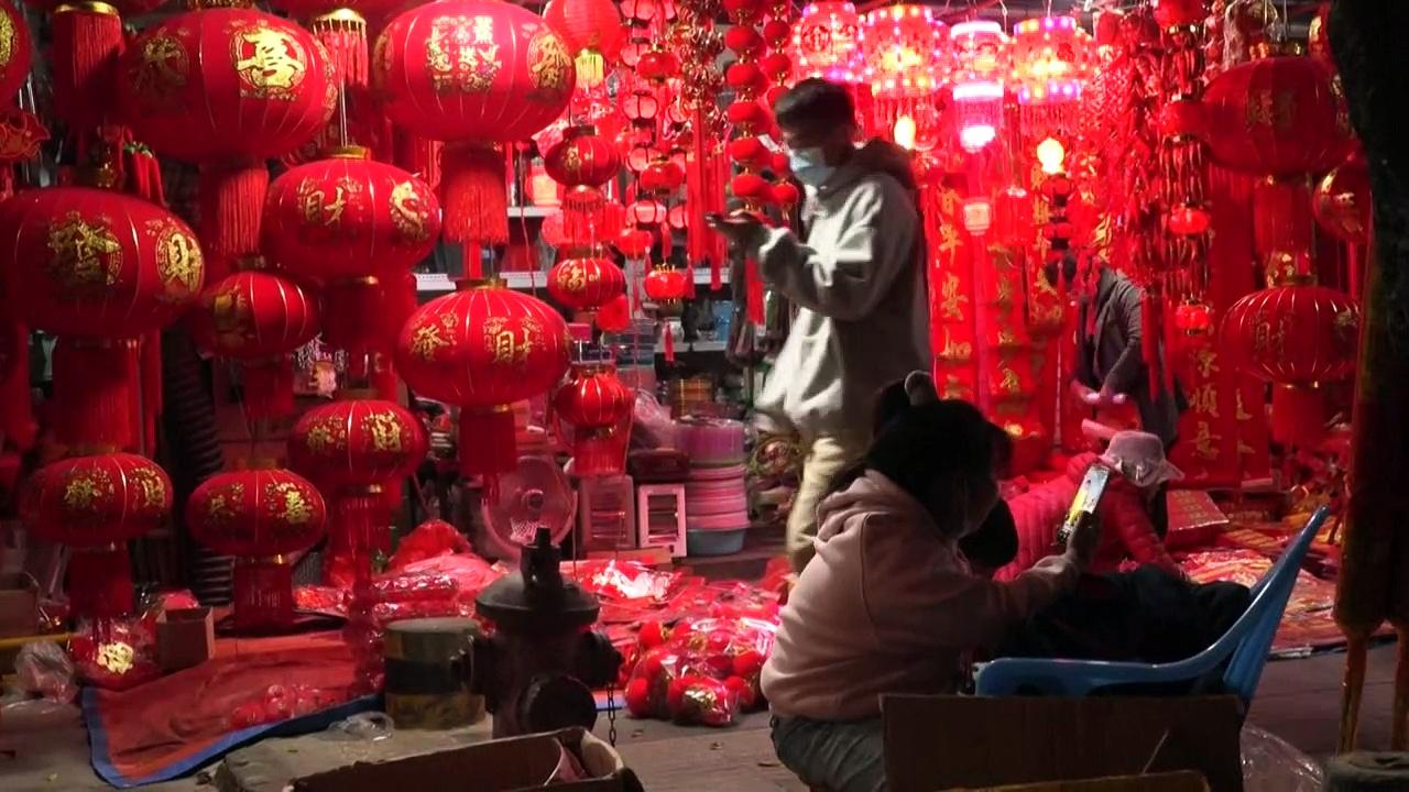 Shops gear up for Lunar New Year in southern China