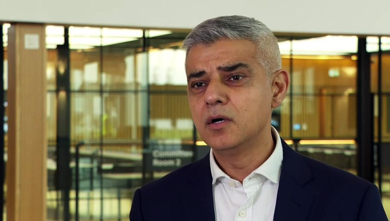 London Mayor: Give commissioner time to turn around police