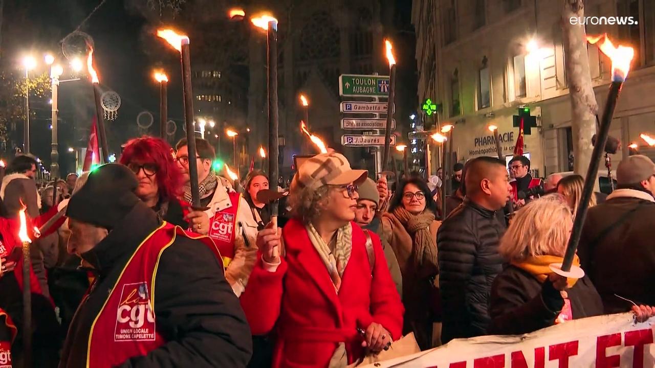 Trade unions in France reject pension reform and plan a national strike