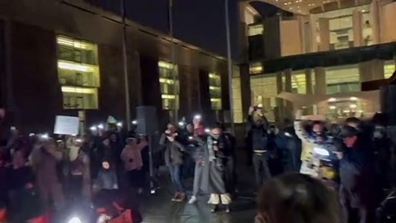 UGC: Hundreds gather outside German chancellery to call for delivery of tanks to Ukraine