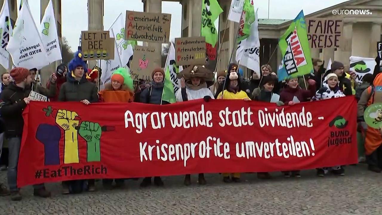 Opposing farmer protests in Berlin mark International Green Week