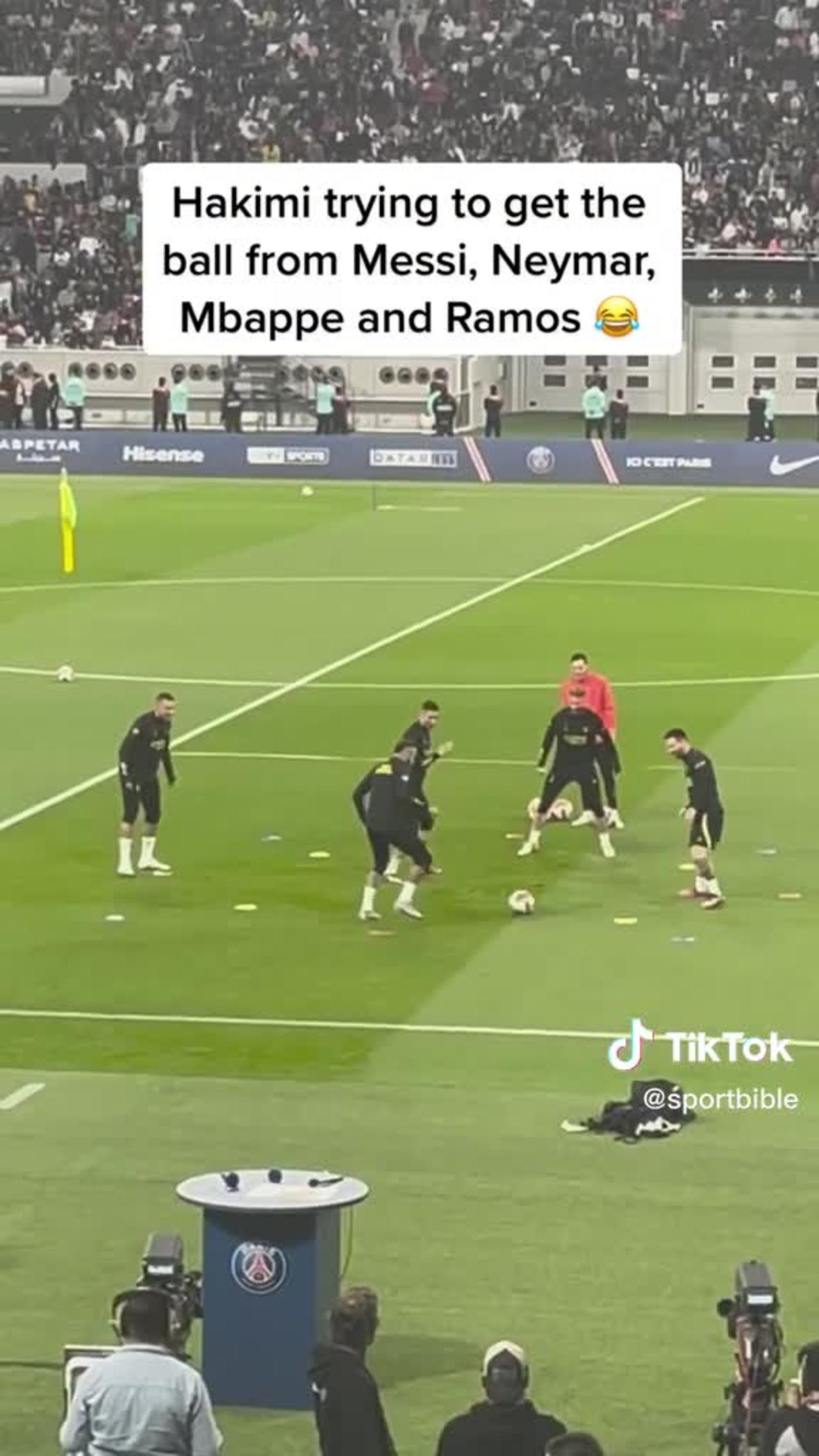 Hakim trying to get the ball from Messi,Neymar,Mbappe and Ramos