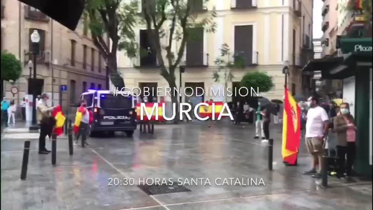 Pl. de Santa Catalina de Murcia clama "Gobierno Dimisión" y canta "La muerte no es el final"