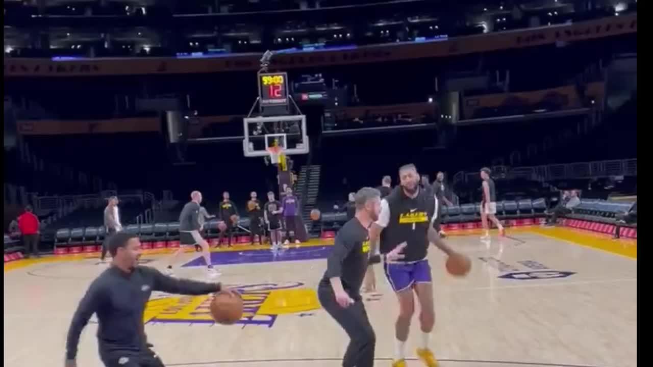 Anthony Davis warming up for a potential return to the lineup for Lakers