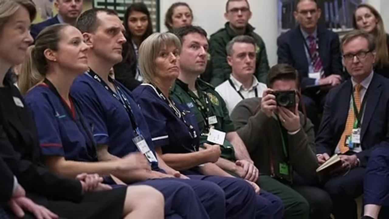 PM tells nurses: I'd love to wave magic wand to pay you more
