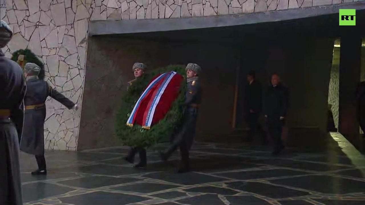 Putin lays wreath to honor Stalingrad defenders