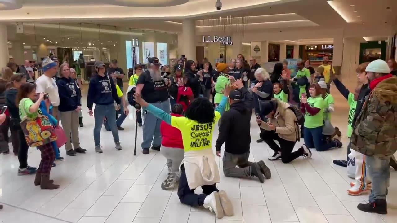 Crowd of Christians show up at Mall of America in “Jesus is the only way” shirts